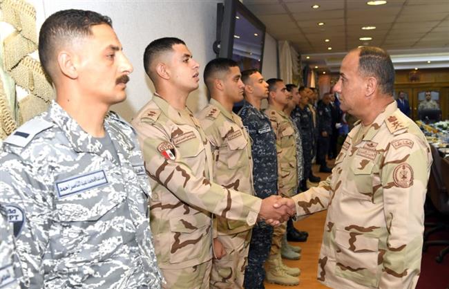 الفريق أشرف سالم زاهر يلتقى عدداً من مقاتلى الأفرع الرئيسية 