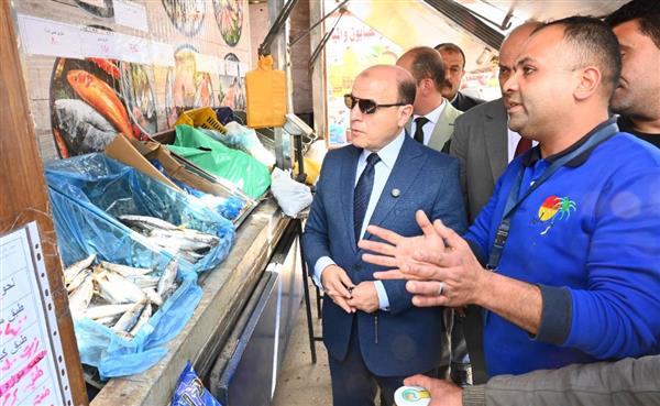 محافظ الغربية يتفقد سوق اليوم الواحد بالمحلة الكبرى بتخفيضات 30 %