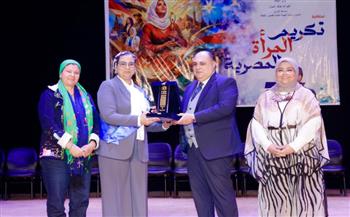   تكريم المستشارة أمل عمار في احتفالية الهيئة العامة لقصور الثقافة