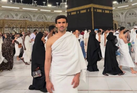 محمد عواد ينشر صوراً خلال أداء العمرة ويعلق: الحمد لله