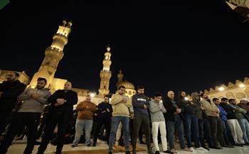   خاشعين لله.. آلاف المصلين يؤدون العشاء والتراويح في الليلة 12 من رمضان
