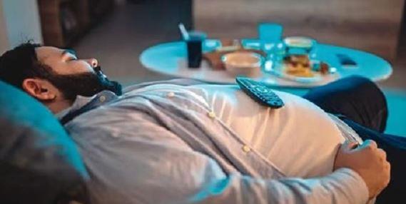 النوم بعد السحور.. متى يكون مضرا وكيف تتجنب مشكلات الهضم؟