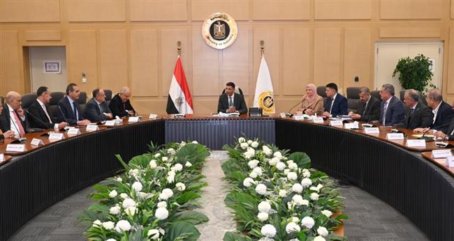 وزير الصناعة يعقد أول اجتماع مع اتحاد الصناعات لبحث تحديات الصناعة المصرية 