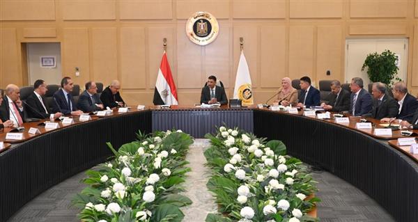 وزير الصناعة يعقد أول اجتماع مع اتحاد الصناعات لبحث تحديات الصناعة المصرية