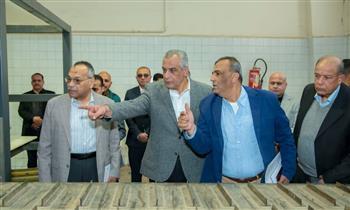 وزير الإنتاج الحربي يتفقد شركتي "حلوان للصناعات الهندسية" و "حلوان للمسبوكات"