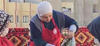 شيفات المطبخ الإنساني يبدعن في طهي الطعام لإفطار الصائمين على موائد هلال الخير