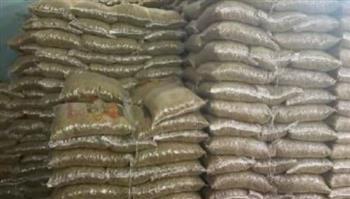 ضبط 53 طن مواد غذائية مجهولة المصدر داخل مصنع بالفيوم