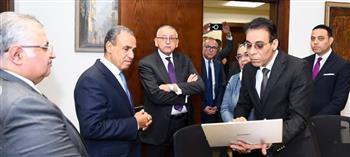 "عبد العاطي" يتابع أوضاع المصريين بالخارج ويوجه بتكثيف الدعم القنصلي