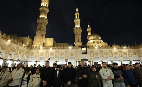 الآلاف يحتشدون لأداء صلاة التراويح فى الليلة الـ 14 من رمضان بالجامع الأزهر
