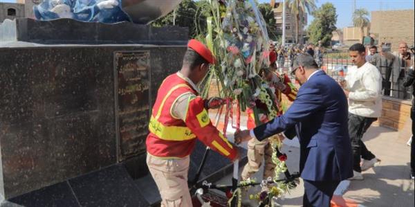 في ذكرى العيد القومي.. محافظ قنا يضع إكليل الزهور على النصب التذكاري لشهداء البارود