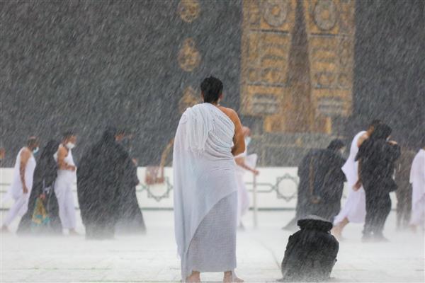 حكم تغطية الرأس أثناء الإحرام خوفًا من المطر.. الإفتاء توضح
