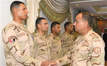   وزير الدفاع يلتقى عددا من مقاتلي الجيشين الثاني والثالث 
