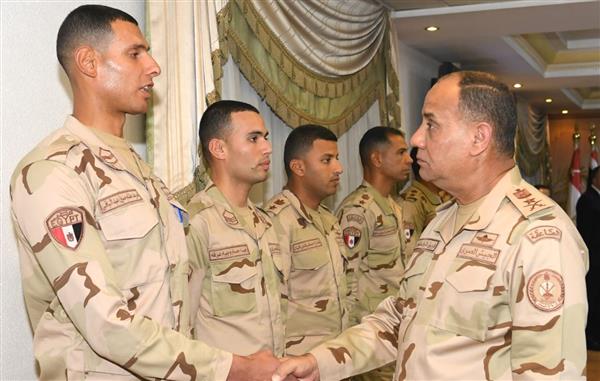 وزير الدفاع يلتقى عددا من مقاتلي الجيشين الثاني والثالث