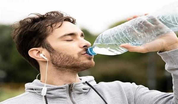 الماء لا يسبب الكرش.. الحقيقة التي يجب أن تعرفها