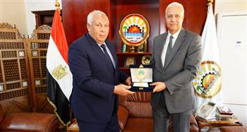   محافظ مطروح يبحث تعزيز التعاون مع جامعة العلمين لدعم القطاع الطبي والخدمي