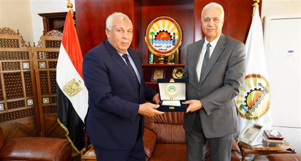 محافظ مطروح يبحث تعزيز التعاون مع جامعة العلمين لدعم القطاع الطبي والخدمي