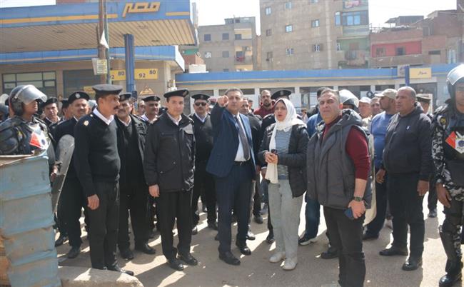 محافظ القليوبية يقود حملة لنقل الباعة الجائلين بمدينة بنها 