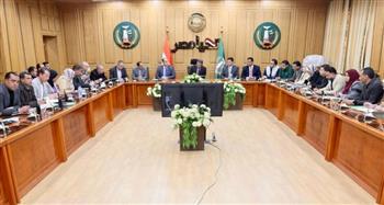 محافظ المنوفية يناقش آليات تفعيل نظام العمل عن بعد
