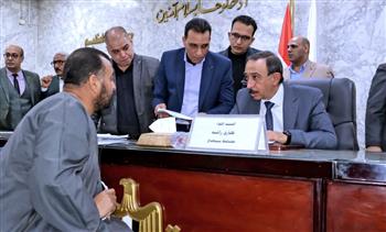   حلول على الطاولة.. محافظ سوهاج يناقش شكاوى الأهالي