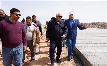   محافظ مطروح يتفقد إنشاء طريق سيوة الخرساني