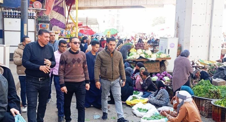 نائب محافظ المنيا يتفقد سوق الحبشي والحالة العامة بالشوارع