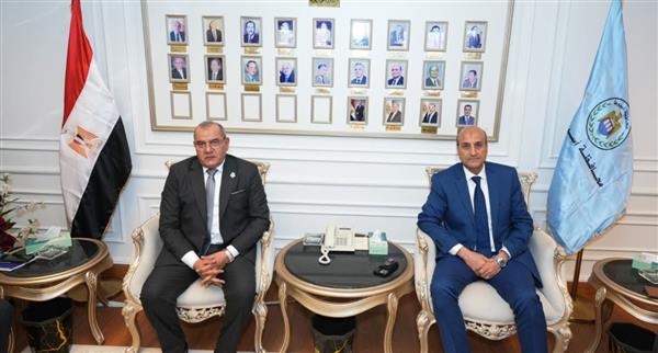 محافظ أسيوط يؤكد تعزيز الشراكة مع القطاع الصناعي
