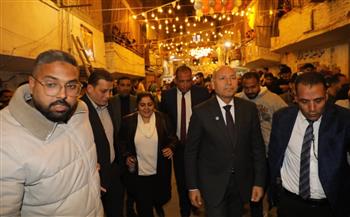   محافظ القاهرة يتفقد أطول مائدة إفطار بالمطرية وسط حفاوة الأهالي.. صور