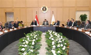وزير الصناعة يلتقي وزراء الاستثمار والتجارة والمالية لمناقشة تطوير صناعة السيارات