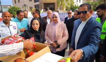 صناع الخير تصطف آلاف الكراتين الغذائية في البحيرة لتوزيعها على الأسر الأولى بالرعاية