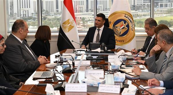 وزير الصناعة يبحث مع جنرال موتورز خططها التوسعية لتعزيز تنافسية صناعة السيارات