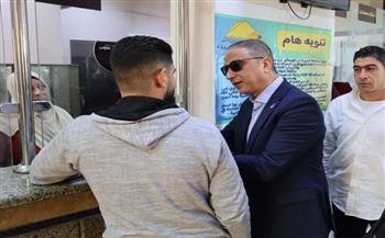 محافظ الجيزة يفاجئ المراكز التكنولوجية في الوراق بالوقوف على شباك المعاملات