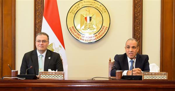 وزير الخارجية يتابع سير العمل بقطاع التعاون الدولي