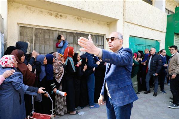 بعد شكوى المواطنين.. محافظ المنيا يتابع صرف منحة التموين ويتدخل ميدانيًا