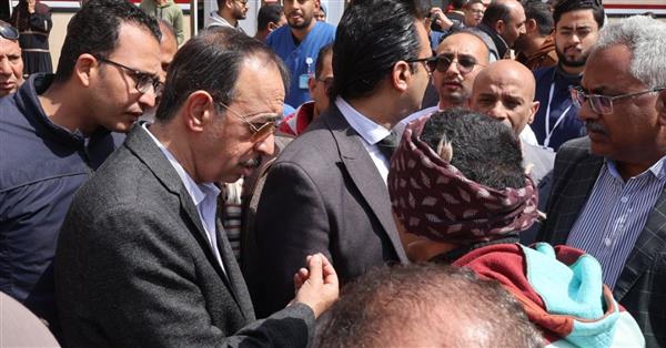 محافظ سوهاج يضمن رعاية صحية عاجلة لمواطن