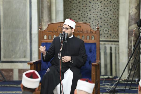 *حشود المصلين تملأ جنبات الجامع الأزهر ودعوات صادقة بأن يعم السلام أرجاء العالم*