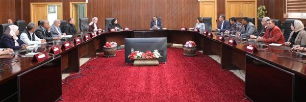 محافظ البحر الأحمر ونائبة التضامن يناقشان التنمية الاجتماعية