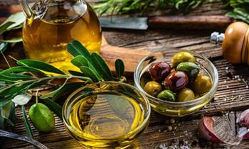   زيت الزيتون أم زيت جوز الهند؟ أيهما الخيار الصحي الأفضل على المائدة الرمضانية