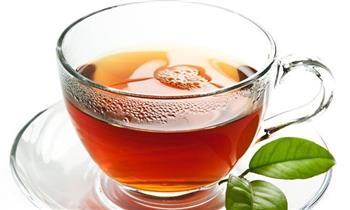 رغوة الشاي.. هل يجب التخلص منها؟ وما تأثير الشاي على الحديد والهضم؟