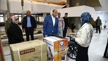   محافظ أسيوط يُسلم جهاز عروسة لفتاة يتيمة وكرسيًا متحركًا لشقيقها من ذوي الهمم