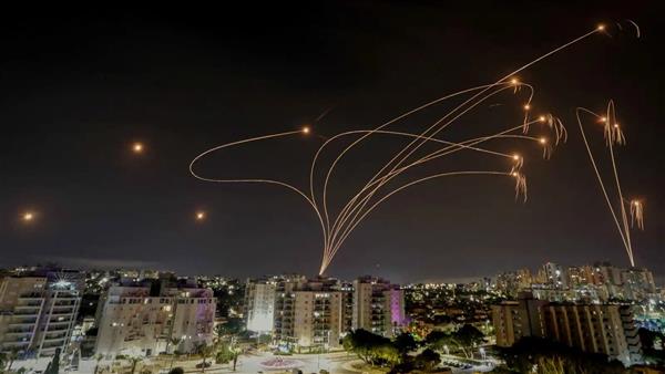 رصد رشقة صاروخية من إيران باتجاه حيفا وشمال تل أبيب