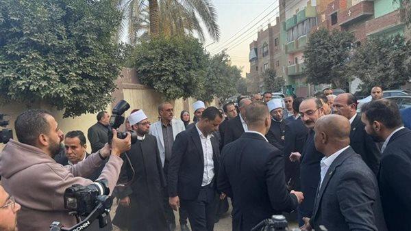وزير الأوقاف ومحافظ المنيا يفتتحان مسجد ويوزعان 15 جهاز عروسة و1000 كرتونة مواد غذائية