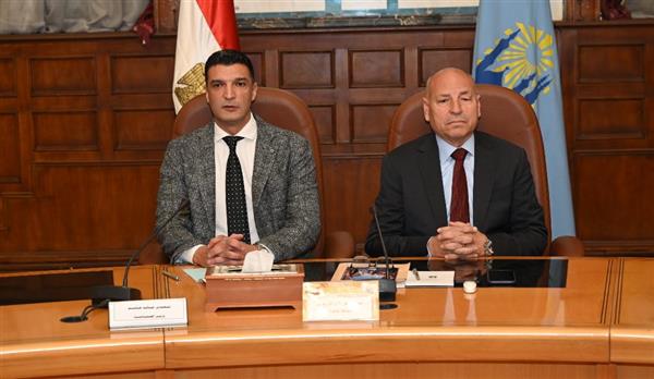 وزير الصناعة ومحافظ القاهرة يبحثان مشكلات شق الثعبان ويسلمان 44 عقدًا للمستثمرين