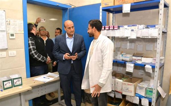 محافظ أسيوط يفاجئ العاملين بمستشفى منفلوط المركزي بجولة ميدانية