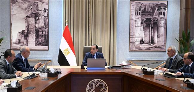 رئيس الوزراء يستعرض مع وزير الري مستجدات عددٍ من مشروعات الوزارة