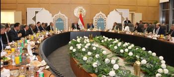   وزيرا الكهرباء والبترول يشاركان فريق العمل المشترك في الوزارتين إفطارهم الجماعي