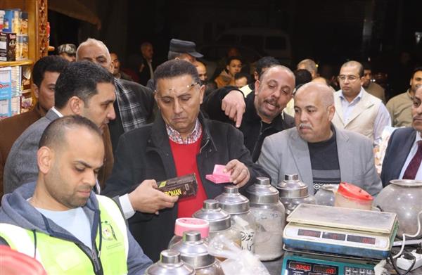 محافظ القليوبية يقود حملة رقابية مكبرة بمدينة طوخ لضبط الأسواق وإعدام لحوم ومواد غذائية غير صالحة