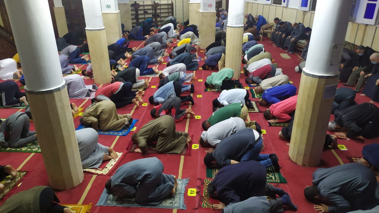 ما حكم ترك العمل لأداء صلاة التراويح؟