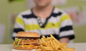   ليست مجرد سعرات.. كيف تدمر الوجبات الجاهزة هدوء طفلك النفسي؟