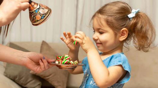 كيف نعلم أطفالنا "فن احترام الصائمين" في رمضان؟