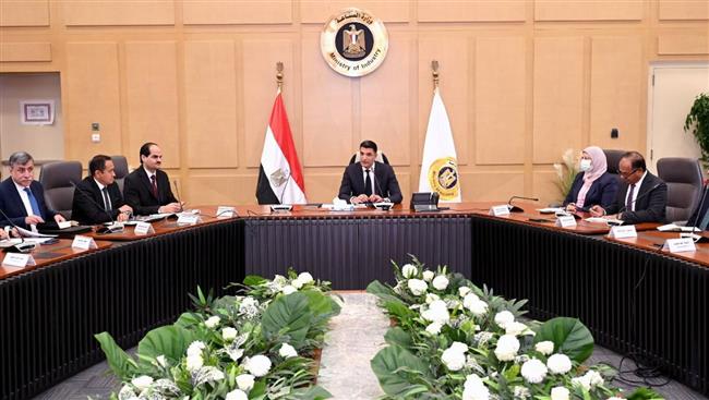 وزير الصناعة يجتمع بمصنعي السيراميك والبورسلين لبحث تحديات القطاع وسبل حلها 